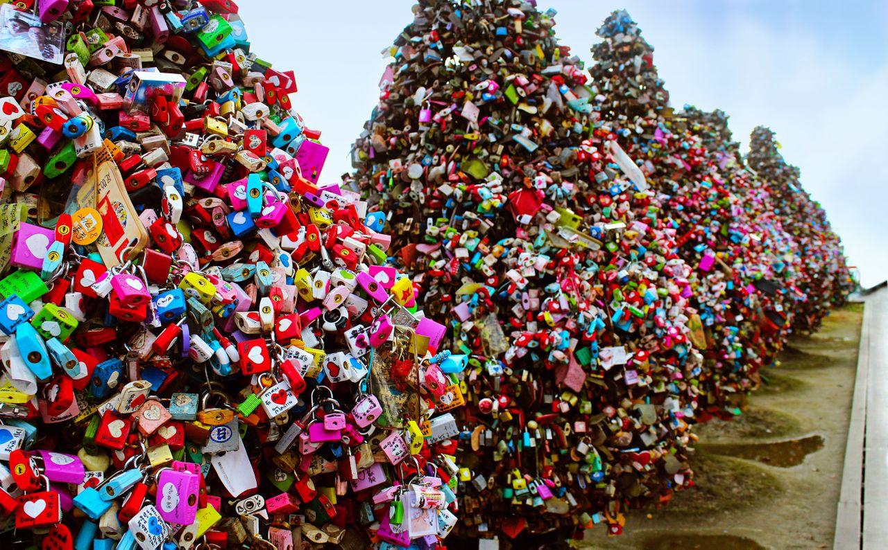不同颜色的爱情锁聚集在N首尔塔，满满的誓言和祝福